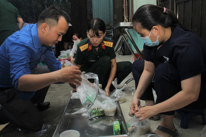 Đoàn viên, thanh niên mang phần ăn sáng đến người bệnh - ảnh 1