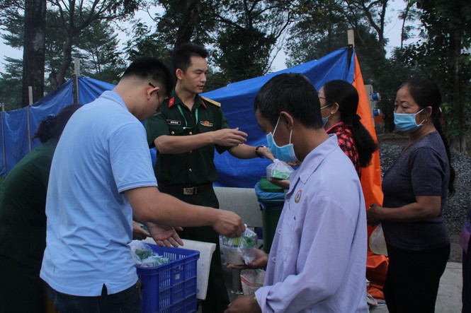 Đoàn viên, thanh niên mang phần ăn sáng đến người bệnh - ảnh 17