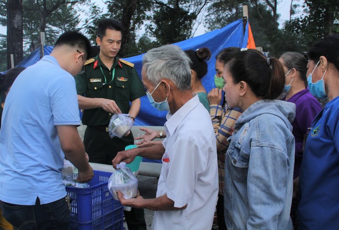 Đoàn viên, thanh niên mang phần ăn sáng đến người bệnh - ảnh 4