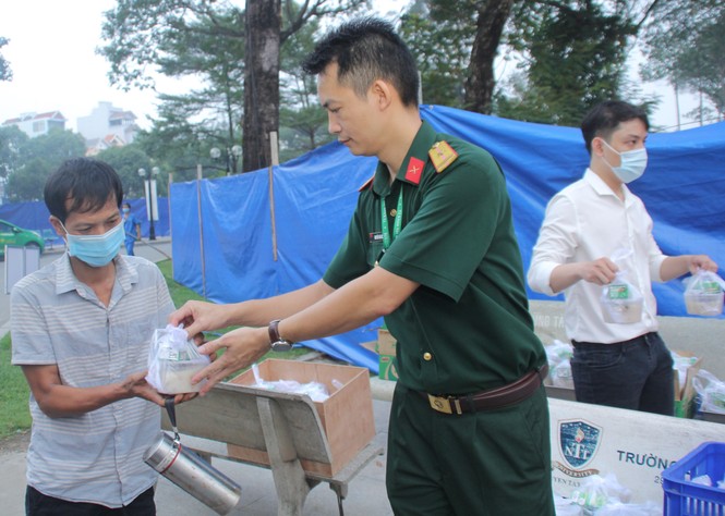 Đoàn viên, thanh niên mang phần ăn sáng đến người bệnh - ảnh 5