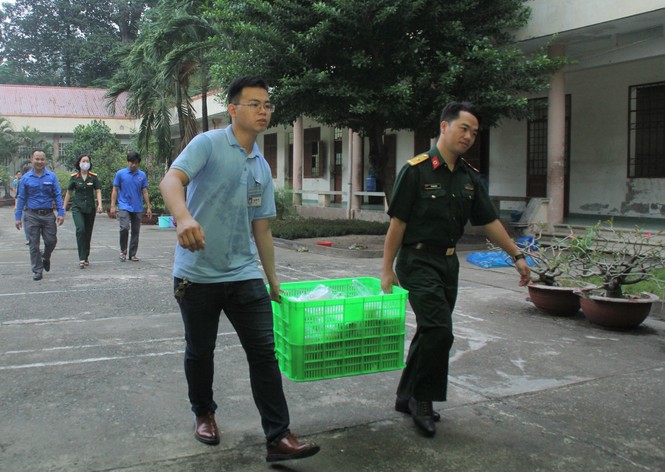 Đoàn viên, thanh niên mang phần ăn sáng đến người bệnh - ảnh 3
