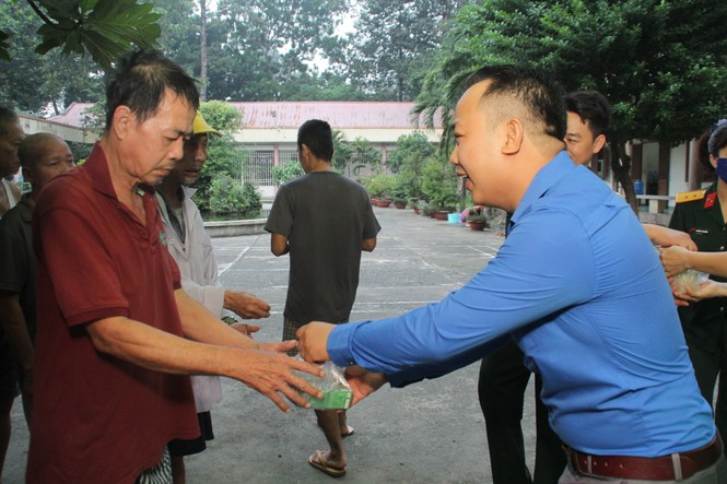 Đoàn viên, thanh niên mang phần ăn sáng đến người bệnh - ảnh 11