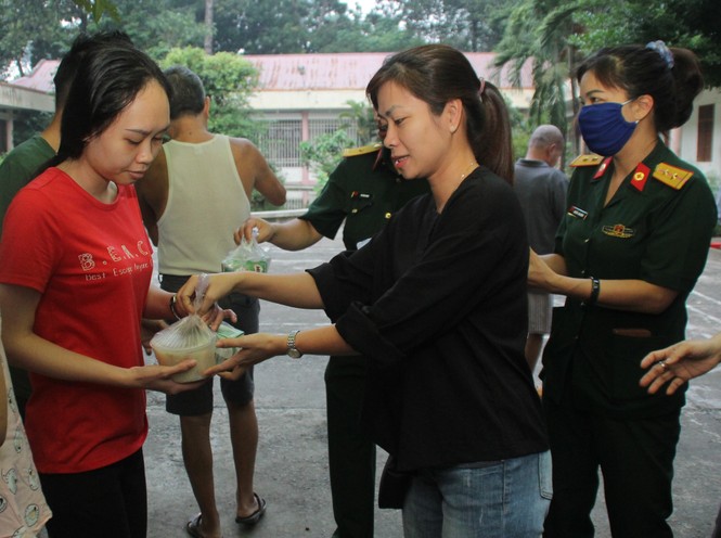 Đoàn viên, thanh niên mang phần ăn sáng đến người bệnh - ảnh 13