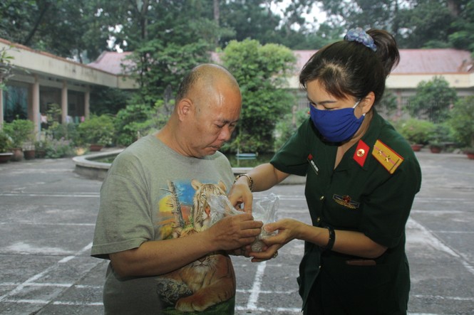 Đoàn viên, thanh niên mang phần ăn sáng đến người bệnh - ảnh 9