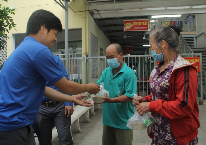 Đoàn viên, thanh niên mang phần ăn sáng đến người bệnh - ảnh 10