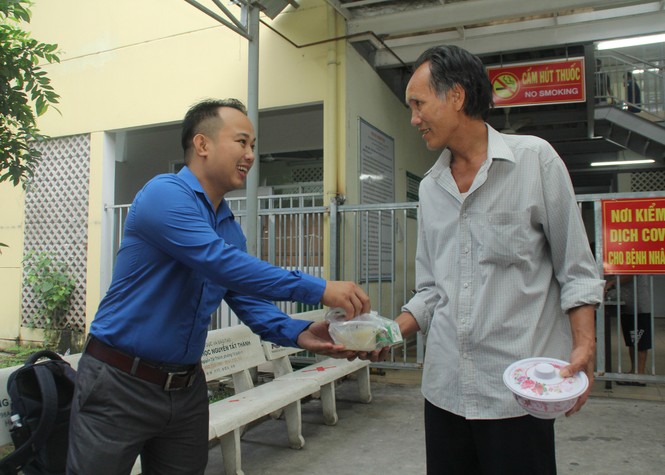 Đoàn viên, thanh niên mang phần ăn sáng đến người bệnh - ảnh 6