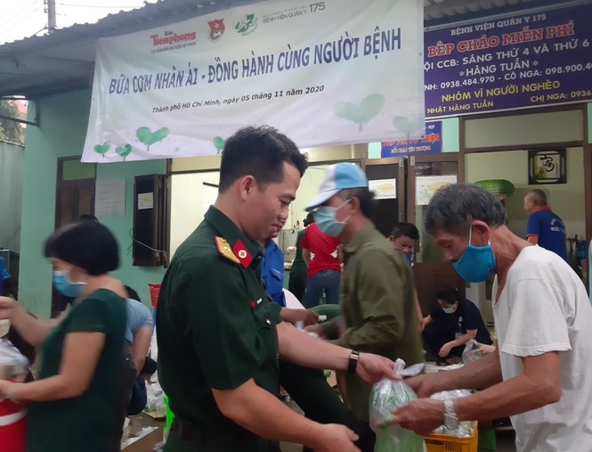 Đoàn viên, thanh niên mang phần ăn sáng đến người bệnh - ảnh 16