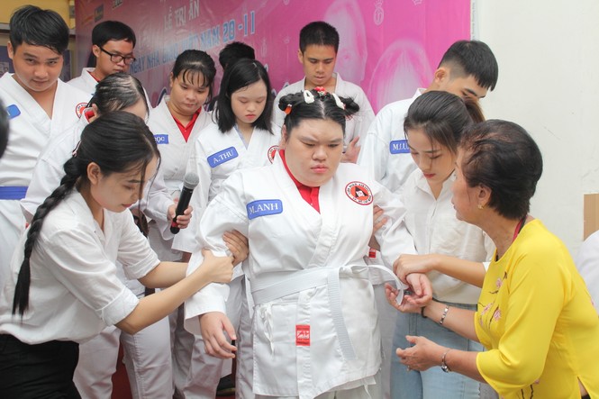 Những khoảnh khắc đẹp của tân Hoa hậu Việt Nam Đỗ Thị Hà tại hành trình nhân ái - ảnh 9