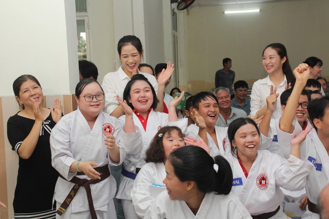 Những khoảnh khắc đẹp của tân Hoa hậu Việt Nam Đỗ Thị Hà tại hành trình nhân ái - ảnh 10