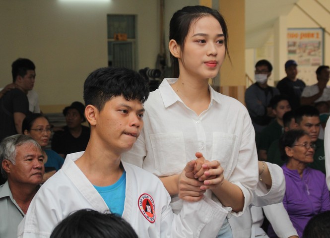 Những khoảnh khắc đẹp của tân Hoa hậu Việt Nam Đỗ Thị Hà tại hành trình nhân ái - ảnh 8