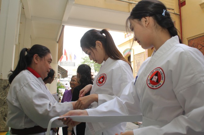 Những khoảnh khắc đẹp của tân Hoa hậu Việt Nam Đỗ Thị Hà tại hành trình nhân ái - ảnh 12