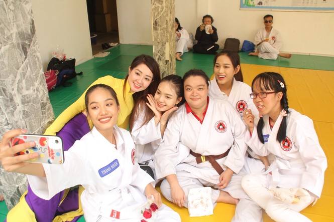 Những khoảnh khắc đẹp của tân Hoa hậu Việt Nam Đỗ Thị Hà tại hành trình nhân ái - ảnh 11