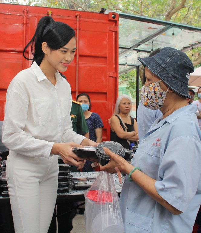 Chuyến thiện nguyện đầu tiên của Top 3 HHVN 2020 đến với các bệnh nhân, thương bệnh binh - ảnh 10