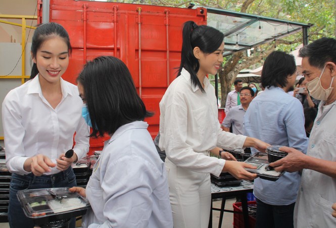 Chuyến thiện nguyện đầu tiên của Top 3 HHVN 2020 đến với các bệnh nhân, thương bệnh binh - ảnh 13