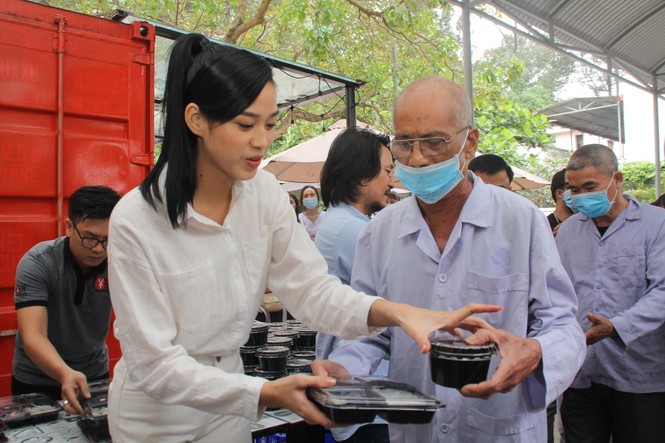 Chuyến thiện nguyện đầu tiên của Top 3 HHVN 2020 đến với các bệnh nhân, thương bệnh binh - ảnh 11