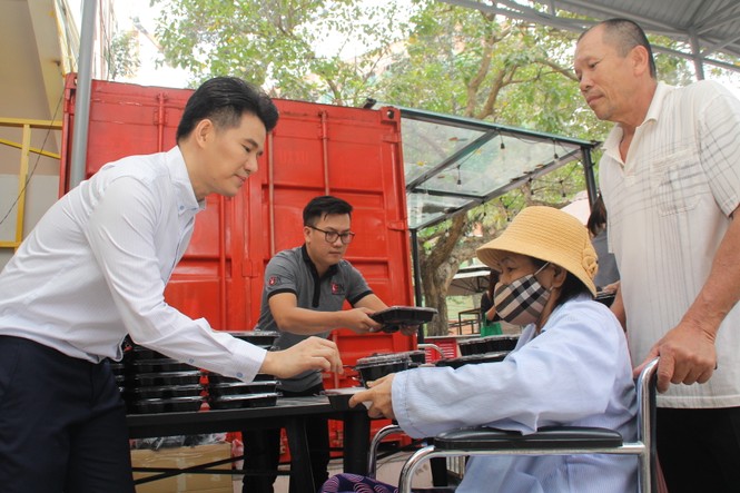 Chuyến thiện nguyện đầu tiên của Top 3 HHVN 2020 đến với các bệnh nhân, thương bệnh binh - ảnh 14