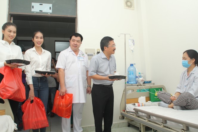 Chuyến thiện nguyện đầu tiên của Top 3 HHVN 2020 đến với các bệnh nhân, thương bệnh binh - ảnh 1
