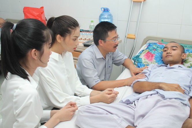 Chuyến thiện nguyện đầu tiên của Top 3 HHVN 2020 đến với các bệnh nhân, thương bệnh binh - ảnh 3