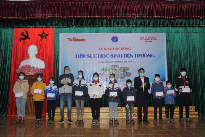 Tiền Phong chia sẻ khó khăn với đông đảo bà con vùng lũ Cẩm Quan - ảnh 10
