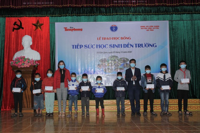 Tiền Phong chia sẻ khó khăn với đông đảo bà con vùng lũ Cẩm Quan - ảnh 11