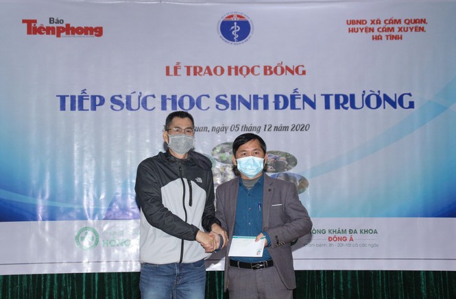 Tiền Phong chia sẻ khó khăn với đông đảo bà con vùng lũ Cẩm Quan - ảnh 13