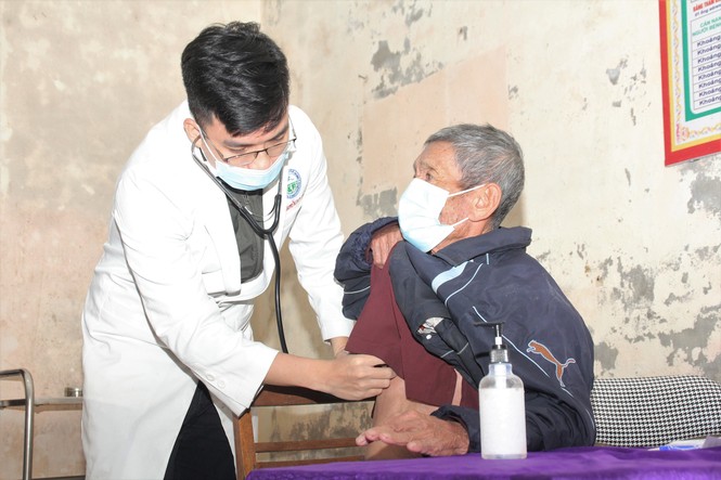 Tiền Phong chia sẻ khó khăn với đông đảo bà con vùng lũ Cẩm Quan - ảnh 4