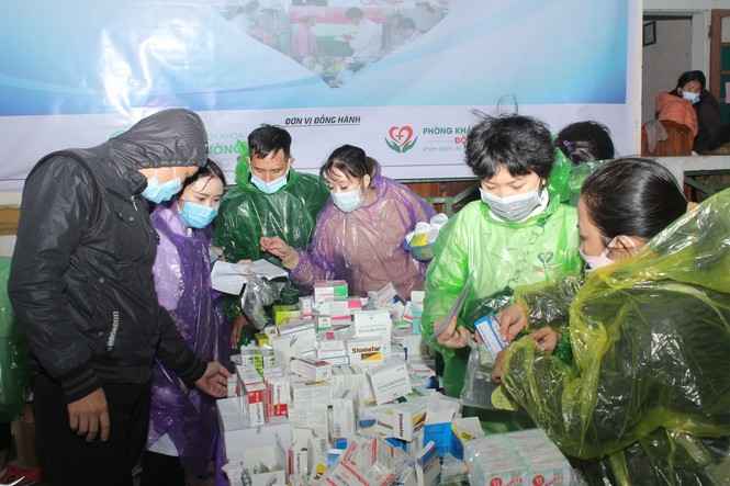 Tiền Phong chia sẻ khó khăn với đông đảo bà con vùng lũ Cẩm Quan - ảnh 8