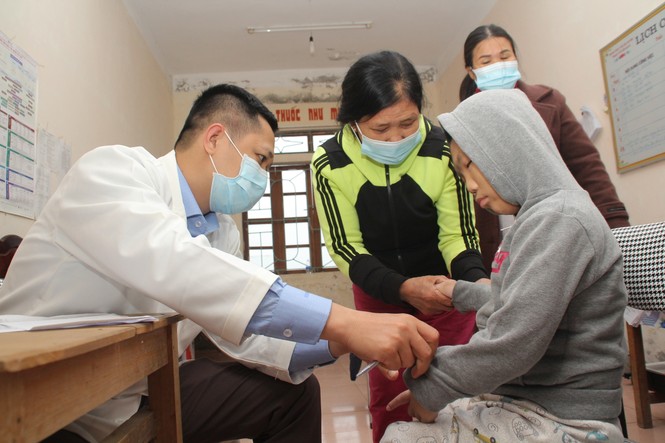 Tiền Phong chia sẻ khó khăn với đông đảo bà con vùng lũ Cẩm Quan - ảnh 2