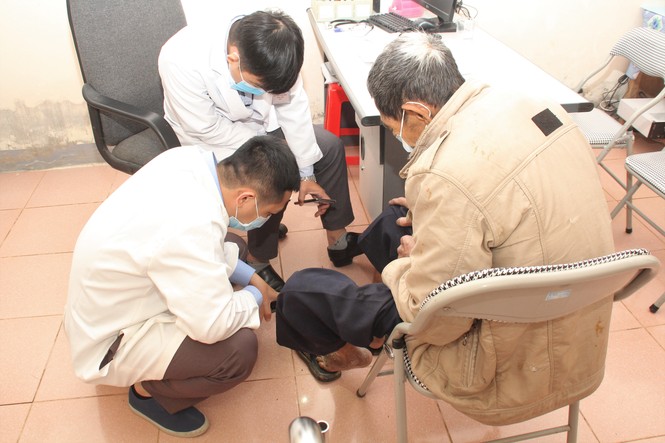 Tiền Phong chia sẻ khó khăn với đông đảo bà con vùng lũ Cẩm Quan - ảnh 5