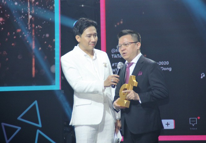 Anh chăn bò Ytiet, mẹ đơn thân thắng giải 'sáng tạo truyền cảm hứng' - ảnh 9