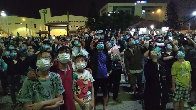 Người dân thành phố Thủ Đức hân hoan với màn pháo hoa chào năm mới - ảnh 16