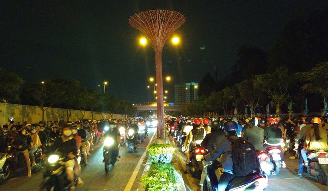 Người dân thành phố Thủ Đức hân hoan với màn pháo hoa chào năm mới - ảnh 1