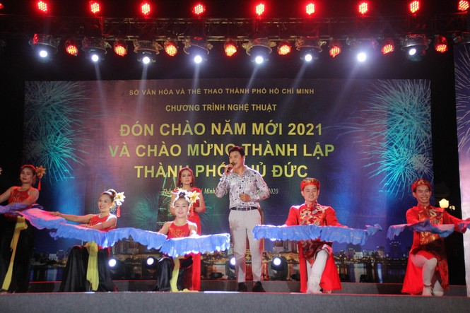 Người dân thành phố Thủ Đức hân hoan với màn pháo hoa chào năm mới - ảnh 4