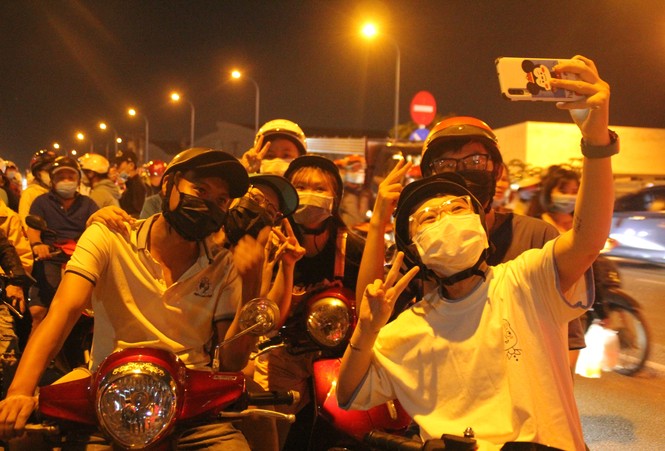 Người dân thành phố Thủ Đức hân hoan với màn pháo hoa chào năm mới - ảnh 3