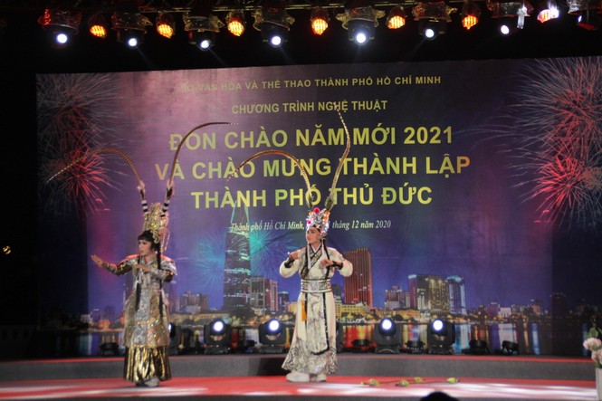 Người dân thành phố Thủ Đức hân hoan với màn pháo hoa chào năm mới - ảnh 7