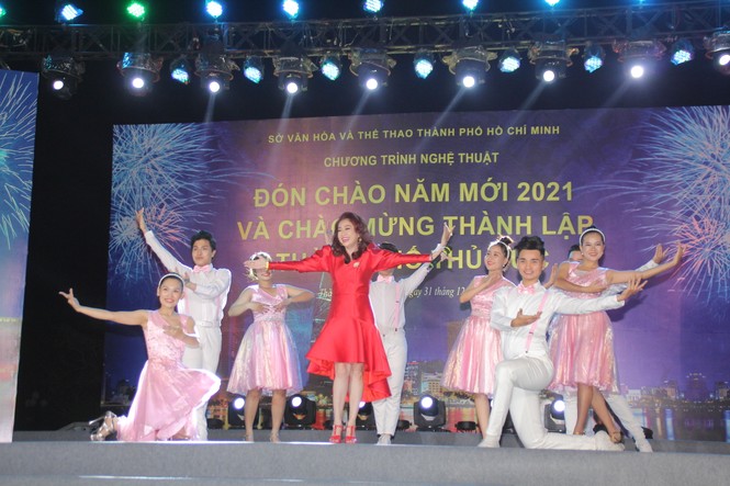 Người dân thành phố Thủ Đức hân hoan với màn pháo hoa chào năm mới - ảnh 8