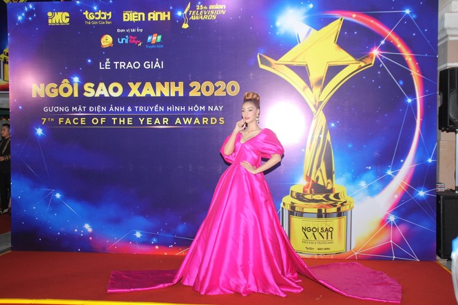 Hoa hậu Đỗ Thị Hà, người đẹp Cẩm Đan gợi cảm trên thảm đỏ Ngôi sao xanh 2020 - ảnh 1