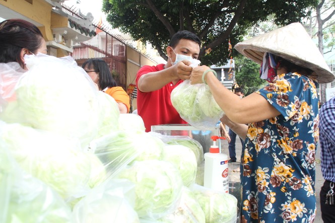 Người dân TPHCM hào hứng giải cứu nông sản Hải Dương - Ảnh 9.