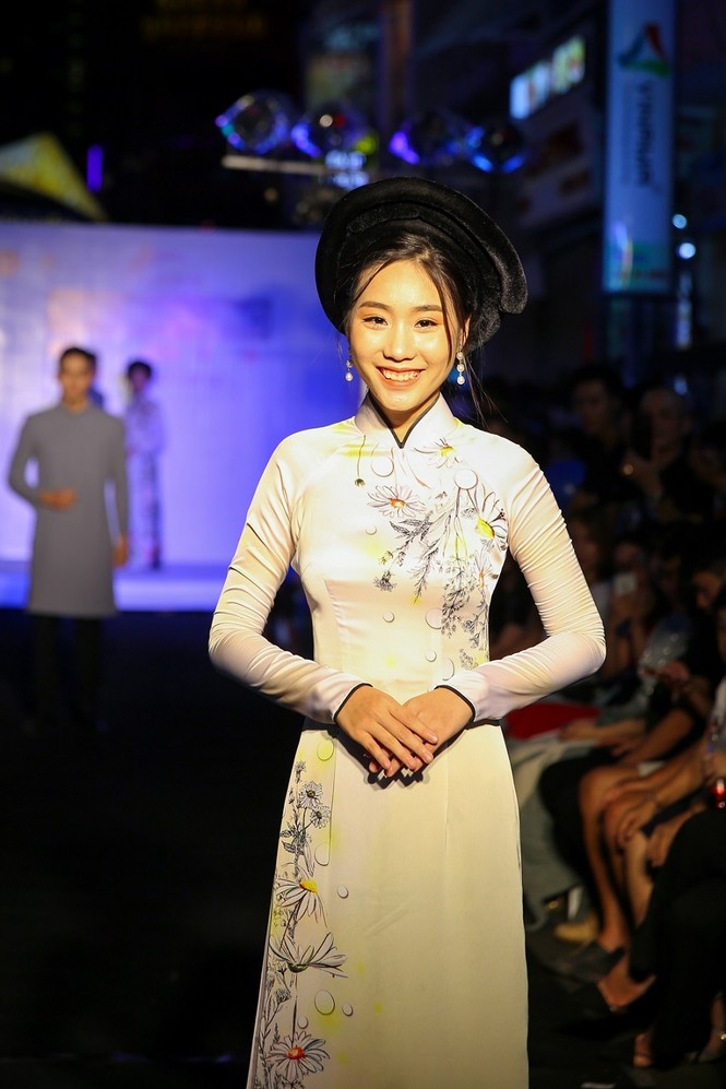 Ngắm TOP 20 Miss Hutech trình diễn áo dài trên tại Phố đi bộ Bùi Viện - ảnh 13