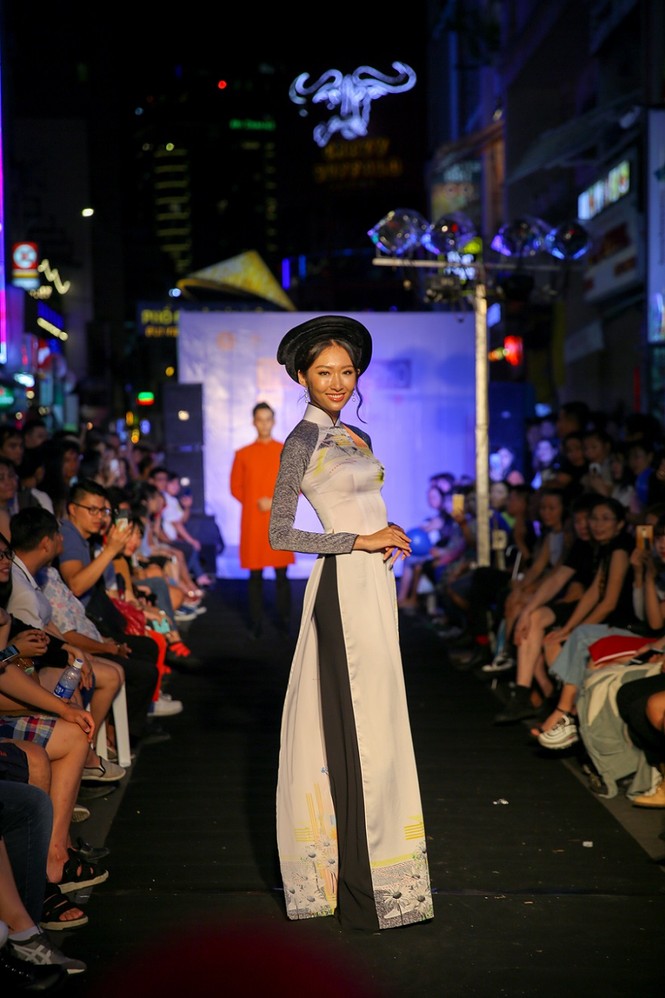 Ngắm TOP 20 Miss Hutech trình diễn áo dài trên tại Phố đi bộ Bùi Viện - ảnh 1