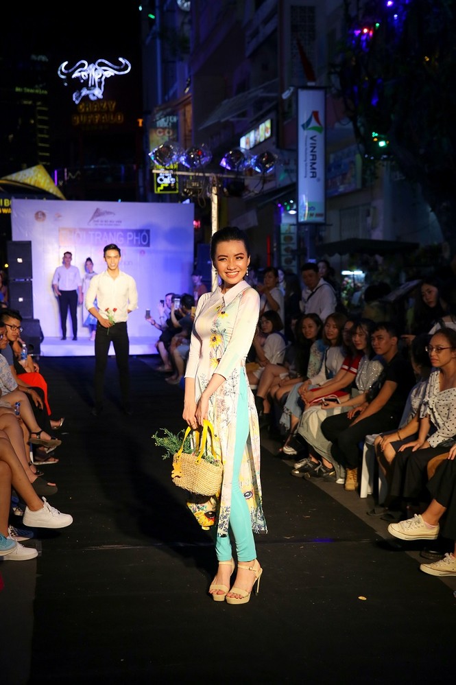 Ngắm TOP 20 Miss Hutech trình diễn áo dài trên tại Phố đi bộ Bùi Viện - ảnh 2