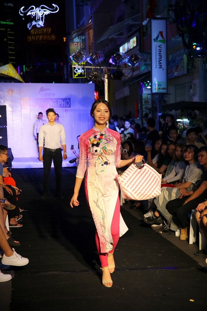 Ngắm TOP 20 Miss Hutech trình diễn áo dài trên tại Phố đi bộ Bùi Viện - ảnh 3