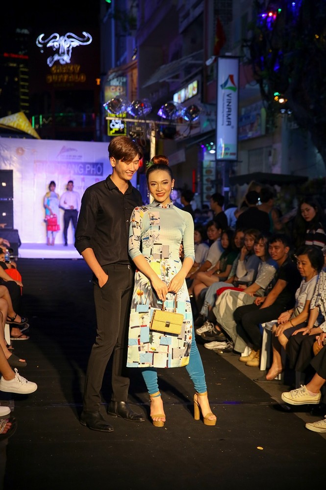 Ngắm TOP 20 Miss Hutech trình diễn áo dài trên tại Phố đi bộ Bùi Viện - ảnh 5