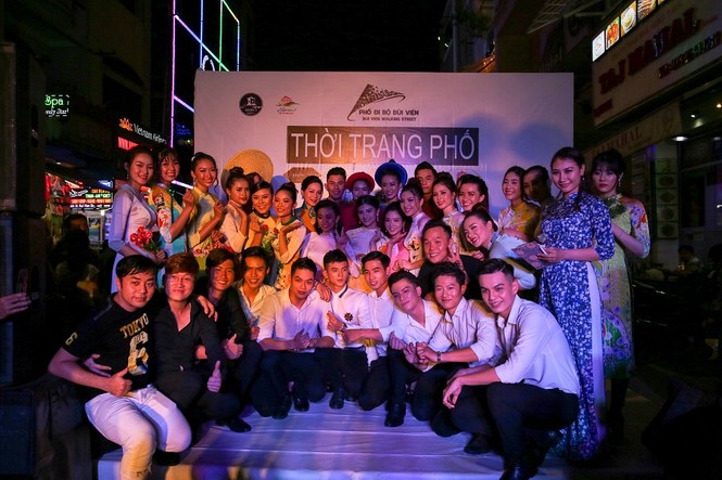 Ngắm TOP 20 Miss Hutech trình diễn áo dài trên tại Phố đi bộ Bùi Viện - ảnh 16