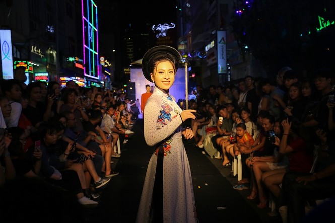 Ngắm TOP 20 Miss Hutech trình diễn áo dài trên tại Phố đi bộ Bùi Viện - ảnh 6