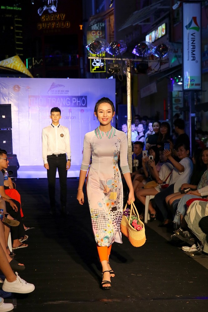 Ngắm TOP 20 Miss Hutech trình diễn áo dài trên tại Phố đi bộ Bùi Viện - ảnh 7