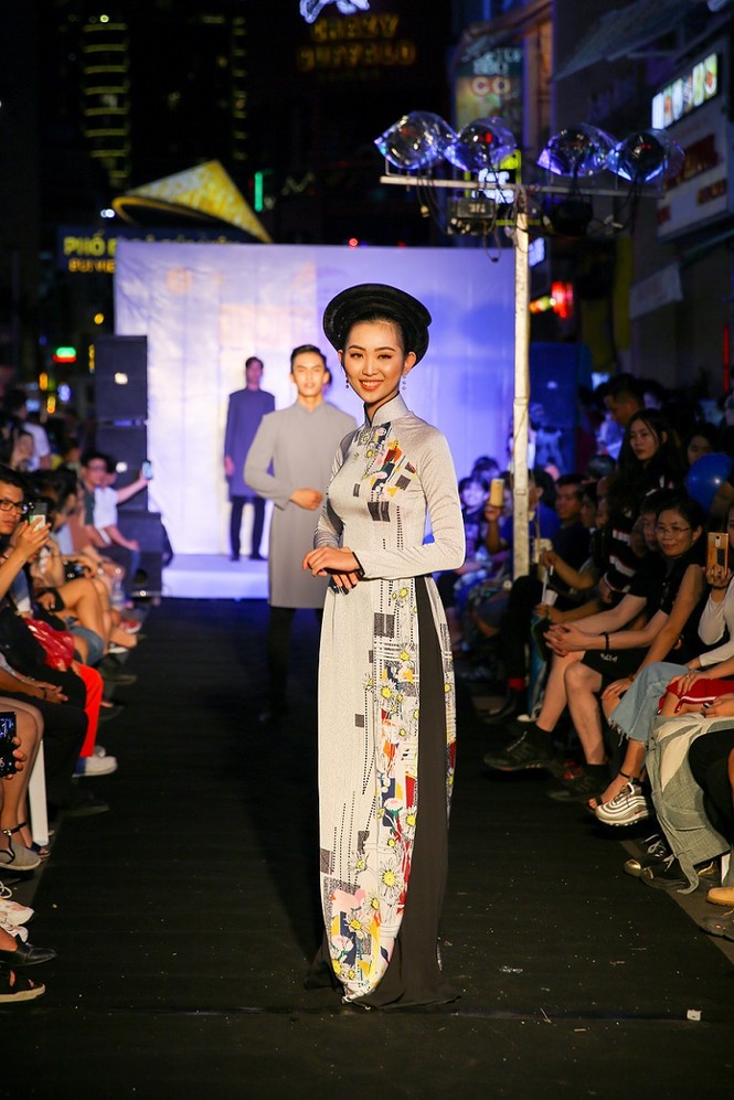 Ngắm TOP 20 Miss Hutech trình diễn áo dài trên tại Phố đi bộ Bùi Viện - ảnh 8