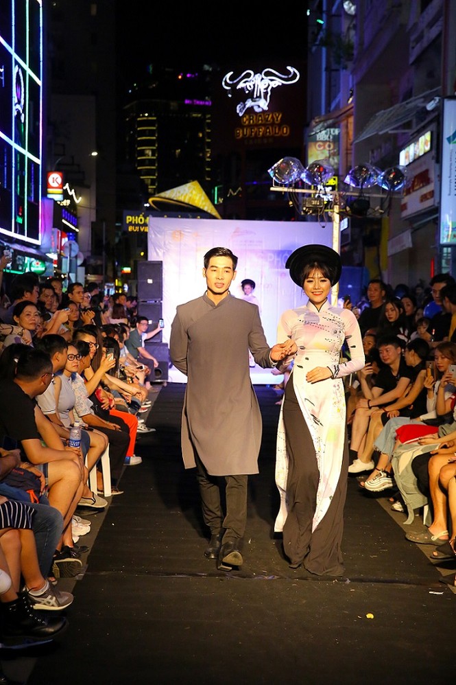 Ngắm TOP 20 Miss Hutech trình diễn áo dài trên tại Phố đi bộ Bùi Viện - ảnh 9