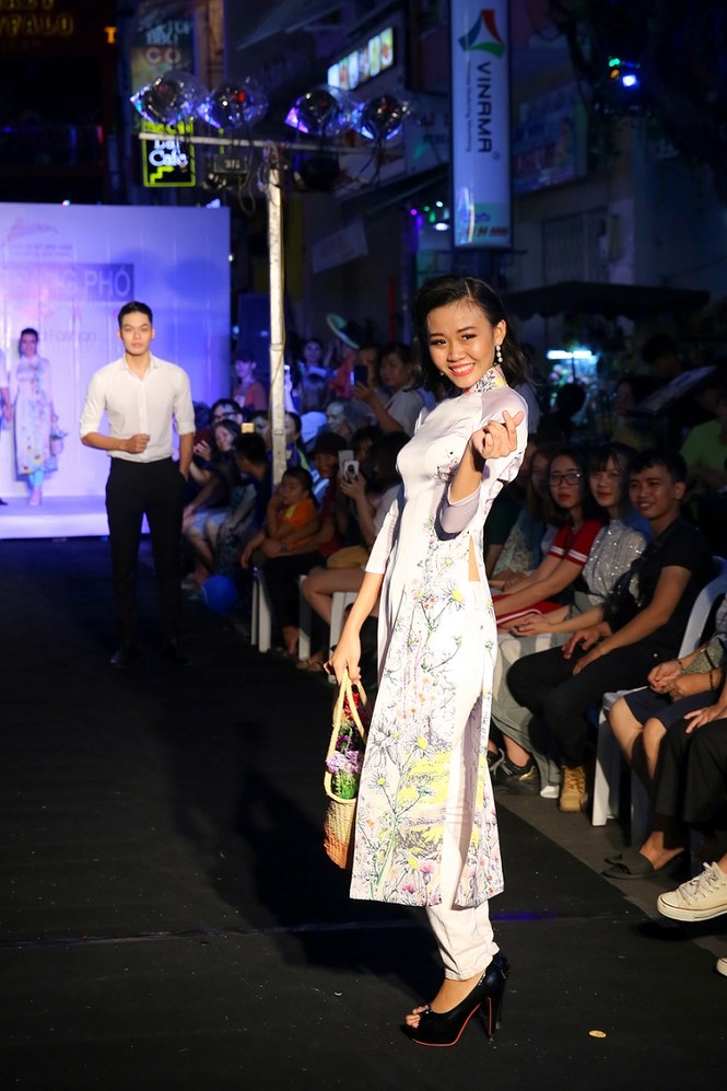 Ngắm TOP 20 Miss Hutech trình diễn áo dài trên tại Phố đi bộ Bùi Viện - ảnh 14