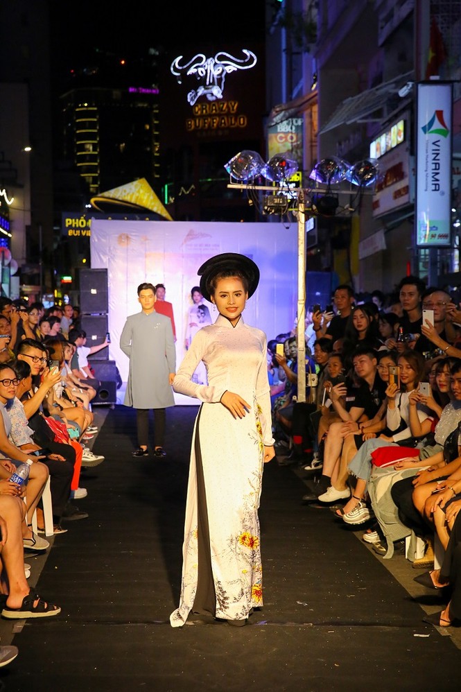 Ngắm TOP 20 Miss Hutech trình diễn áo dài trên tại Phố đi bộ Bùi Viện - ảnh 10